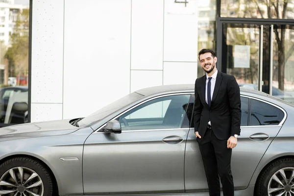 Elegante Succesvolle Man Die Buiten Met Zijn Dure Auto Klaar — Stockfoto