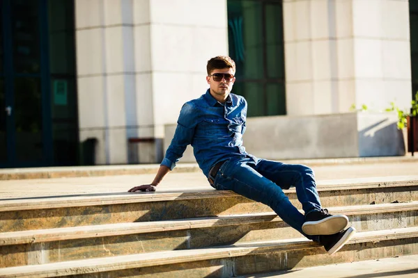 Straßenmode Modischer Mann Jeans Outfit Freien Auf Der Treppe Posierend — Stockfoto