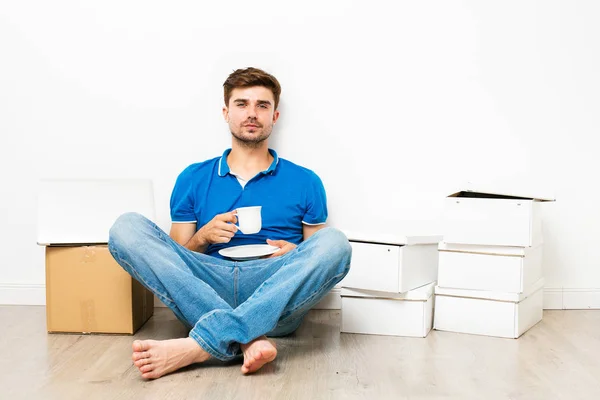 Giovane Uomo Camicia Blu Che Prende Caffè Sul Pavimento Accanto — Foto Stock