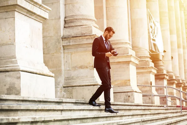 önemli bir toplantıya gidiyor önemli binası, üniversite veya Hukuk Mahkemesi merdivenlerde yürüyen meşgul zarif şık adam, başarılı bir iş adamı,
