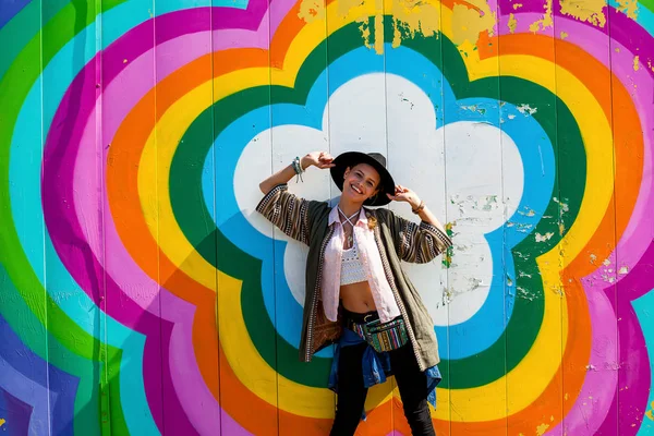 Jovem Com Chapéu Hipster Viajante Sorrindo Desfrutando Vida Liberdade Meio — Fotografia de Stock