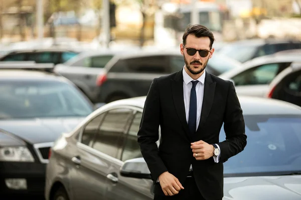Hombre Seguro Éxito Con Gafas Sol Fuera Calle Con Coche —  Fotos de Stock