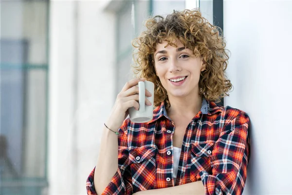 Joven Mujer Rizada Natural Casual Vestida Con Una Camisa Cuadros — Foto de Stock