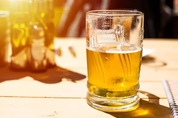 Studené Pivo Venku Stůl — Stock fotografie