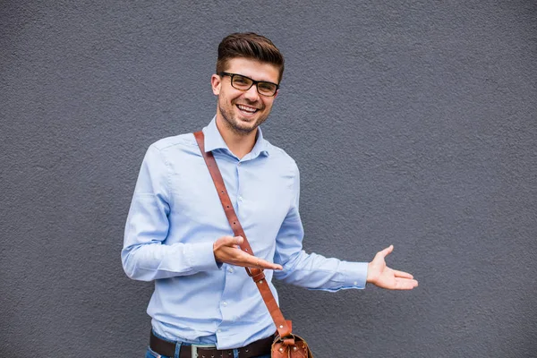 Apontando Lado Vazio Bonito Inteligente Casual Homem Com Óculos Bolsa — Fotografia de Stock