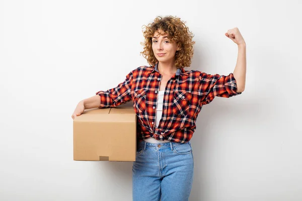 Jonge Sterk Krullend Vrouw Geruite Hemd Staan Lege Muur Met — Stockfoto