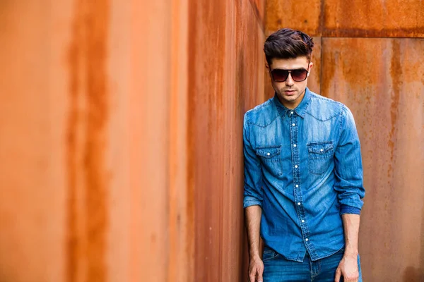 Young Sexy Man Jeans Outfit Sunglasses Standing Rusty Wall — Stock Photo, Image