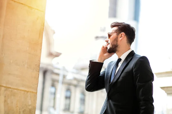 优雅时尚的男人 成功的商人 在一个 Metropola 的中心 在一个商务会议之前 在手机上交谈 — 图库照片