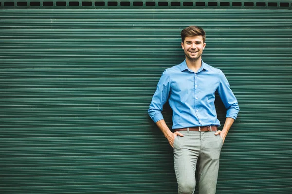 Självförtroende Och Elegans Avslappnat Elegant Man Stående Grön Texturerat Bakgrund — Stockfoto