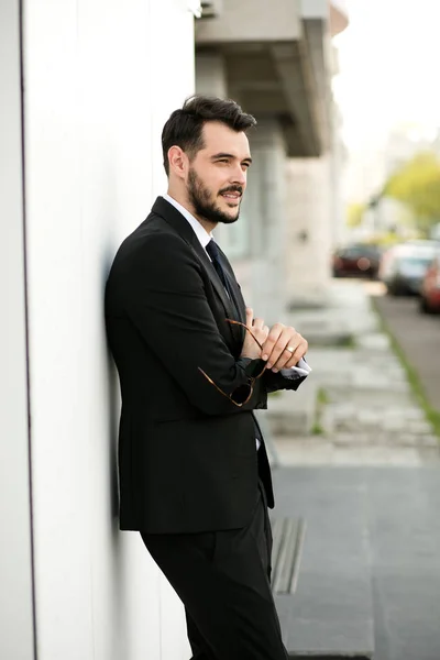 Schöner Eleganter Mann Anzug Geschäftsmann Der Draußen Steht Und Auf — Stockfoto
