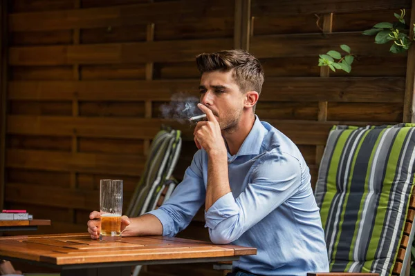 Dış yasaktır. Genç adam, akıllı rahat giyin, Teras Restoran dışında puro