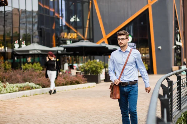 Successfull Entrepreneur Pria Tampan Yang Santai Dengan Kacamata Dan Tas — Stok Foto