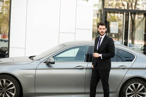 zarif ve başarılı bir adam ayakta dışında pahalı arabası sürüş için hazır ile