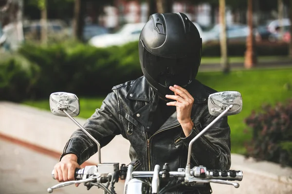 Unga Och Cool Motorcyklisten Sin Cykel Och Med Hjälm Huvudet — Stockfoto