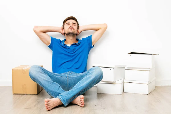 Young Man Blue Shirt Sitting Floor Next His Cardbox Mooving — Stock Photo, Image