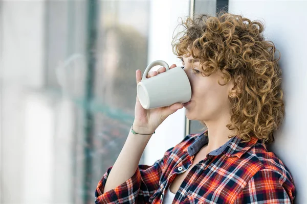 Natuurlijk Krullend Jongedame Casual Gekleed Een Geruit Overhemd Liegen Naar — Stockfoto