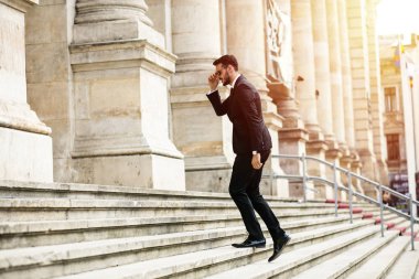 önemli bir toplantıya gidiyor önemli binası, üniversite veya Hukuk Mahkemesi merdivenlerde yürüyen meşgul zarif şık adam, başarılı bir iş adamı,