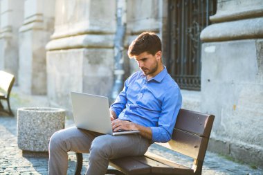 Uzaktan çalışma. Onun dışında tezgah üzerinde bir laptop üzerinden iş odaklı, zarif adam, çok