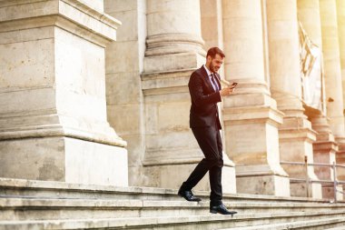 önemli bir toplantıya gidiyor önemli binası, üniversite veya Hukuk Mahkemesi merdivenlerde yürüyen meşgul zarif şık adam, başarılı bir iş adamı,