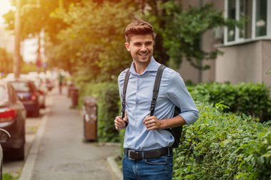 şehirde yaşayan. Akıllı casual adam sokakta sırt çantası ile