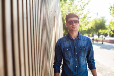 sokak moda. moda erkek kot pantolon kıyafeti, sunglases ile sokakta açık