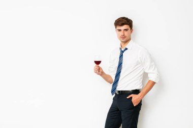 şarap kazanan. Zarif adam bir uzun office gün sonra bir kadeh şarap olması fikrini beyaz arka plan üzerinde rahatlatıcı