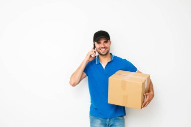 hızlı teslimat. cep telefonu beyaz izole onun paketi teslim etmesi gereken istemci ile konuşurken mutlu teslimatçı