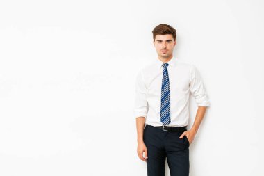 şık ama rahat office adam, kat izole, beyaz arka plan üzerinde duran mavi kravat ile olmadan