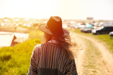 seyahat ve zevk özgürlük ve gençlik genç güzel ve ücretsiz kız siyah şapka