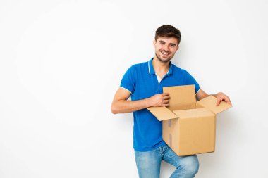 gülümseyen ve meraklı adam onun cardbox, kurye, beyaz arka plan üzerinde paketi açma