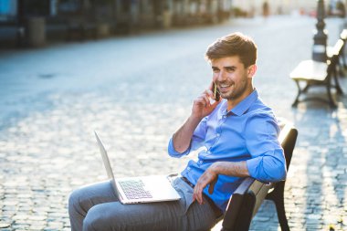 Uzaktan çalışma. zarif adam onun iş dışında tezgah üzerinde bir laptop üzerinden yapmak