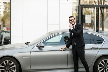 pahalı arabasının içine steping sırasında cep telefonu, konuşan meşgul zarif adam