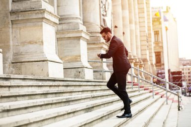önemli bir toplantıya gidiyor önemli binası, üniversite veya Hukuk Mahkemesi merdivenlerde yürüyen meşgul zarif şık adam, başarılı bir iş adamı,