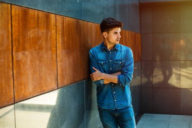Tüm kot giymiş ve ciddi, acı, minimalist bir modern ve boş oda arıyorum depresif modern adam kavramı