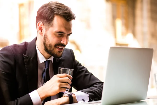 英俊成功男人的肖像喝咖啡 看着数码平板电脑屏幕坐在咖啡馆 商人喝水休息 并试图放松 — 图库照片