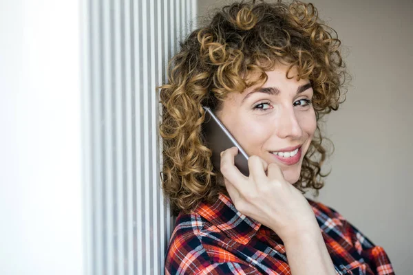 Junge Natürlich Gelockte Frau Lässig Einem Karierten Hemd Einem Haus — Stockfoto