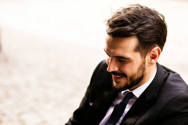 Retrato Homem Bonito Bem Sucedido Sentado Fora Terraço Terno Elegante — Fotografia de Stock