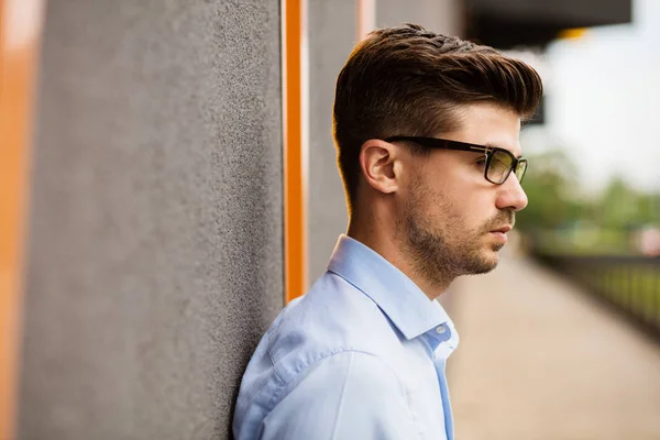 Porytrait Elegantní Mladík Brýlemi Mimo — Stock fotografie