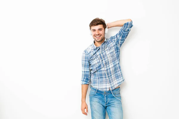 Relajarse Disfrutar Del Sonido Joven Con Auriculares Escuchando Música Con — Foto de Stock