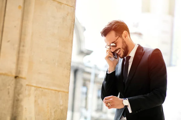 Eleganta Eleganta Mannen Framgångsrik Affärsman Att Konversation Mobiltelefon Utanför Mitten — Stockfoto