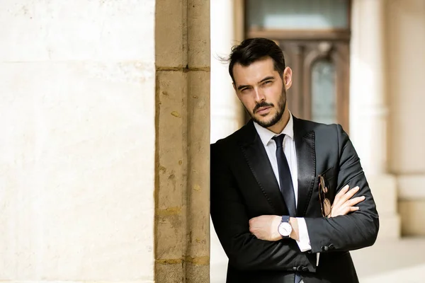 şık şık adam, ayakta dışında ve seyir Supervisor buildiong ile güven ve katlanmış silah ile başarılı bir iş adamı,