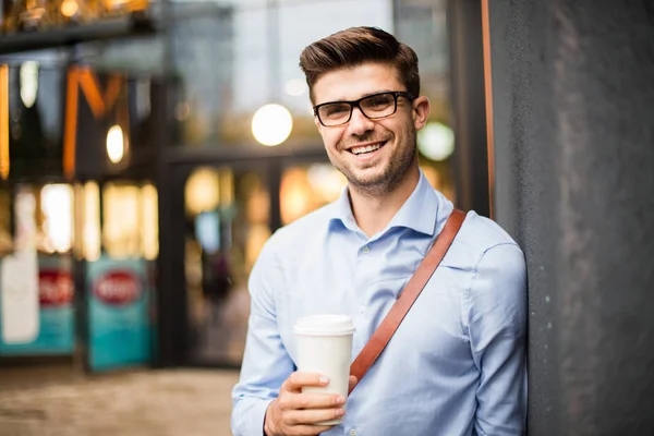 Caffee Szünet Szép Okos Alkalmi Férfi Szemüvegek Bőr Táska Egy — Stock Fotó