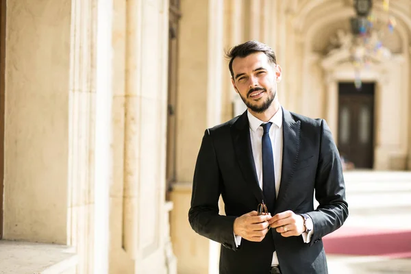 Eleganter Stilvoller Mann Erfolgreicher Geschäftsmann Der Selbstbewusst Die Kamera Blickt — Stockfoto