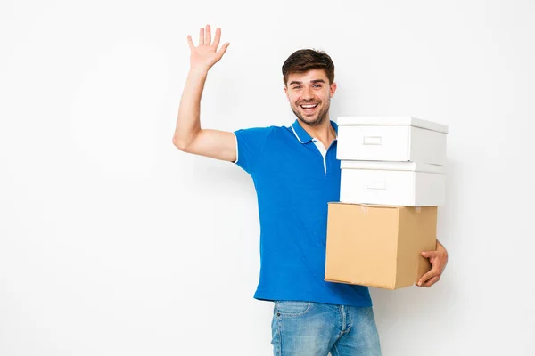 Yeni Yer Merhaba Mavi Shirt Mooving Genç Adam Eşyalarını Cardboxes — Stok fotoğraf