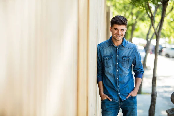 Selbstbewusster Gutaussehender Junger Mann Jeans Outfit Auf Der Straße Lifestyle — Stockfoto