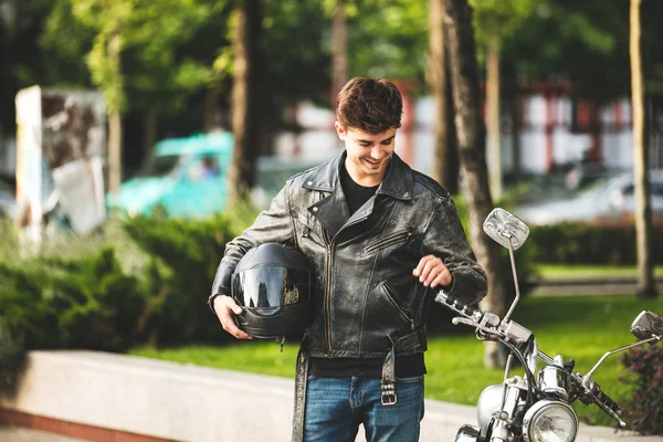 Unga Och Cool Stilig Man Bredvid Sin Motorcykel Centrum Stad — Stockfoto