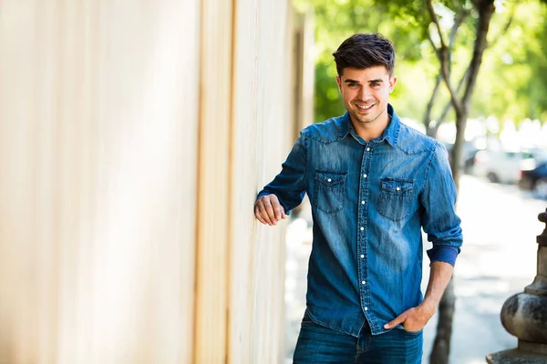 Joven Traje Vaquero Junto Una Pared Madera Calle Una Ciudad — Foto de Stock