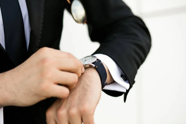 Manos Hombre Negocios Ajustando Reloj Mano — Foto de Stock