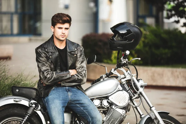 若いと涼しい 彼の自転車に乗るを待って 市の中心部に彼のオートバイの横にハンサムな男 — ストック写真