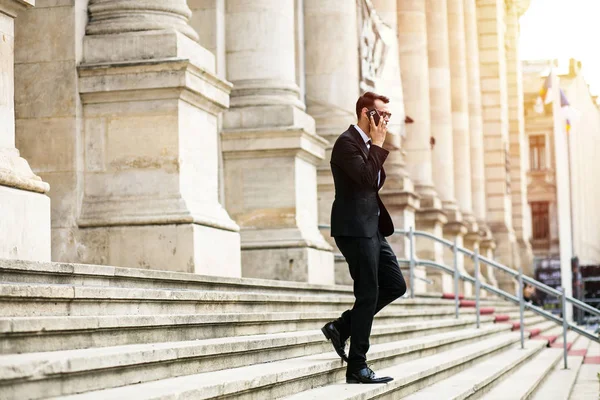 Hombre Elegante Ocupado Elegante Hombre Negocios Exitoso Caminando Las Escaleras — Foto de Stock